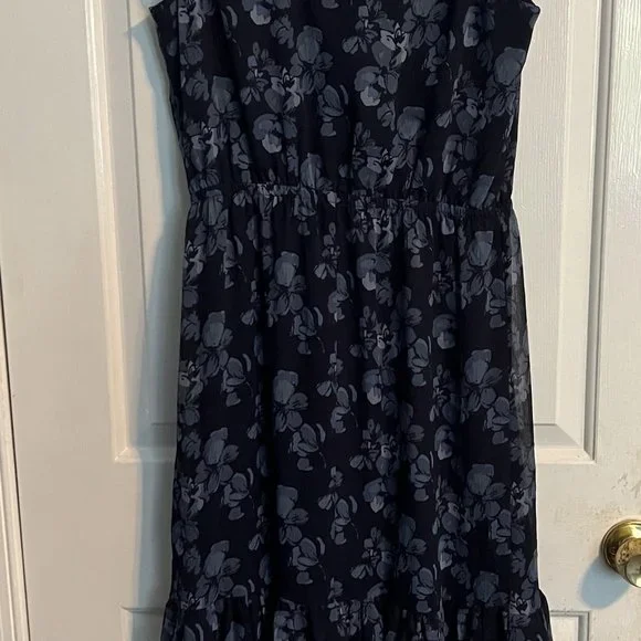 Banana Republic Midi-Dress. Navy Blue Floral print. Cap Sleeves. Tiered … - Picture 4 of 5